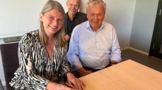 Samarbeidsavtale mellom kirke og kommune signert. Ordfører Lene Conradi og fellesrådets leder Nils Inge Haus. Bak: kirkesjef John Grimsby.