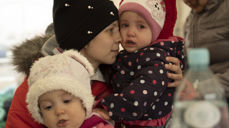 Kirkens Nødhjelp bistår i det humanitære arbeidet i Ukraina og nabolandene. Hos partner Polish Humanitarian Action får flyktninger vann og mat i varme telt. Foto: Kirkens Nødhjelp