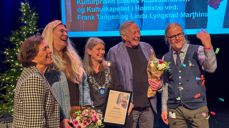 Asker kommunes kulturpris for 2024 ble tildelt kunstnerkirken og kulturkapellet i Holmsbu, ved Linda Lungstad Marthinsen og Frank Tangen. Fra venstre: Bente Stein Mathisen, Linda Lyngstad Marthinsen, ordfører Lene Conradi, Frank Tangen og Jan Erik Lindøe. Foto: Asker kirkelige fellesråd