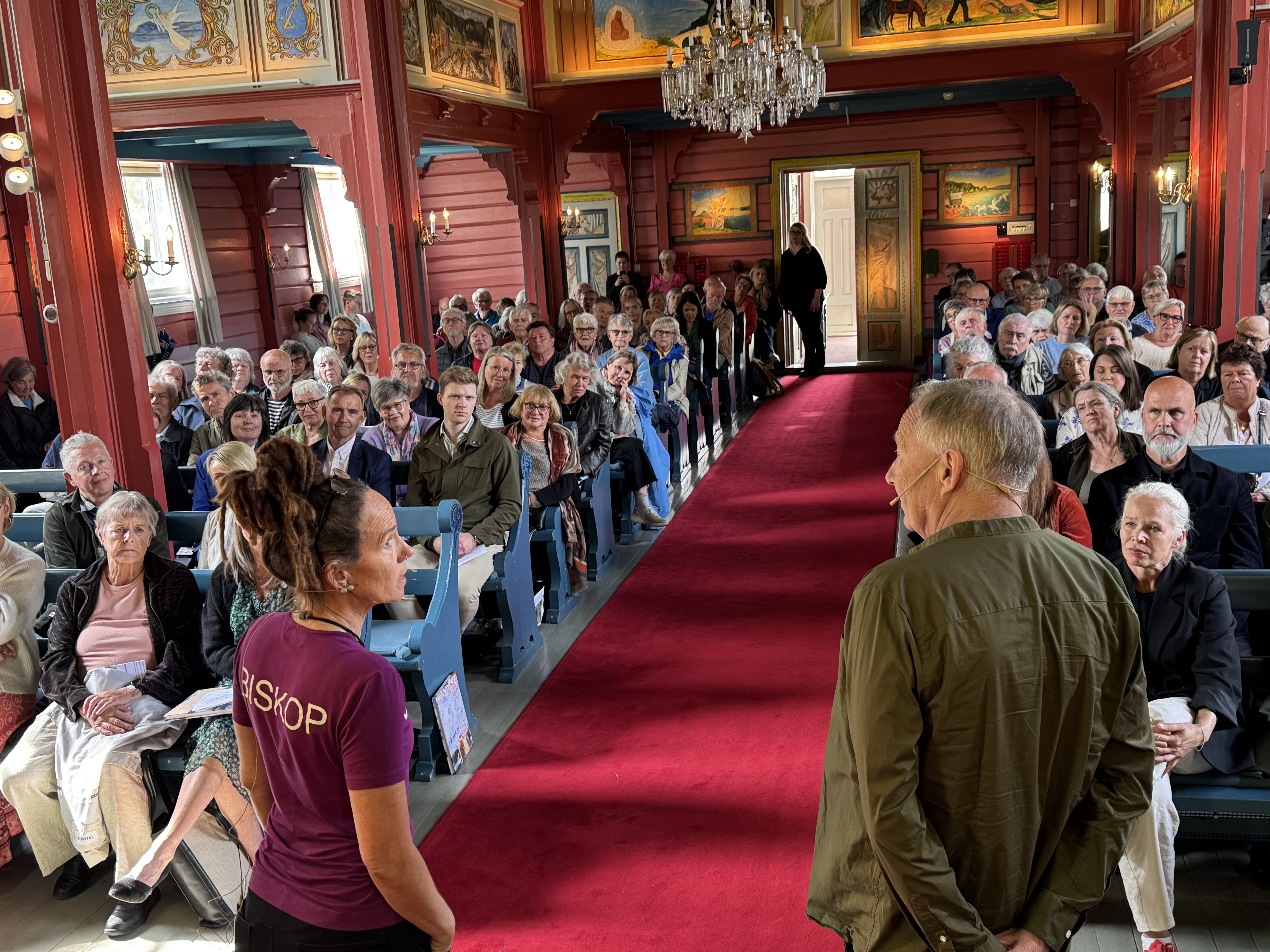 Biskop Sunniva Gylver i samtale med Frank Tangen i Holmsbu kirke. Foto: Asker kirkelige fellesråd