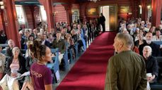 Biskop Sunniva Gylver i samtale med Frank Tangen i Holmsbu kirke. Foto: Asker kirkelige fellesråd