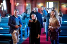 Ordfører Lene Conradi og resten av formannskapet på befaring i Holmsbu kirke tirsdag 28. september. Gruppen var også på befaring i Hurum og Røyken middelalderkirker. Foto: Bo Mathisen