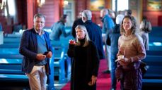 Ordfører Lene Conradi og resten av formannskapet på befaring i Holmsbu kirke tirsdag 28. september. Gruppen var også på befaring i Hurum og Røyken middelalderkirker. Foto: Bo Mathisen