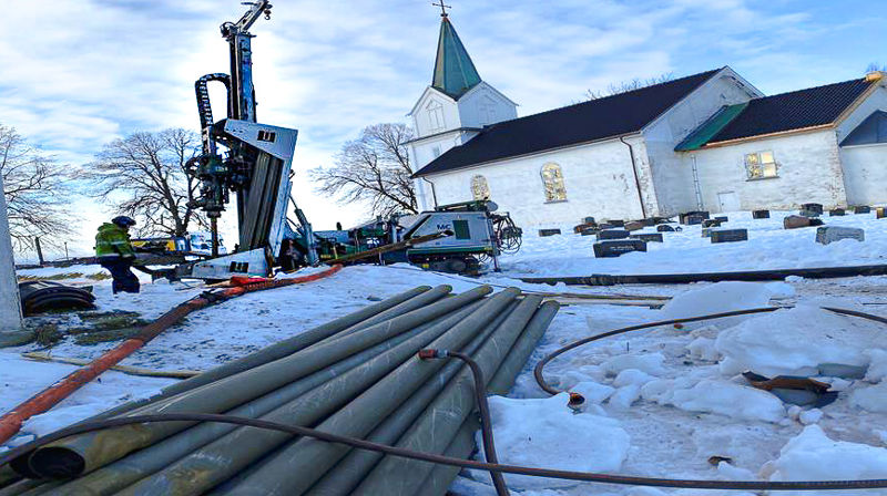 De nye energibrønnene ved middelalderkirken i Hurum bidrar til en bærekraftig oppvarming på kirkestedet. Foto: John Grimsby / Asker kirkelige fellesråd