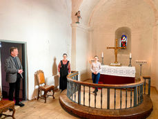 Snart kan de ta imot enda flere! Sokneprest Ragnar Elverhøi (f.v.), kirketjener Evelyn Iversen og kantor Tatiana Kapustina fra åpen kirke i Hurum middelalderkirke. Foto: Jørgen Svartvasmo