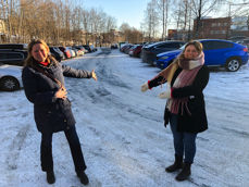 Her kommer de nye lokalene! Leder Gudrun Brøvig Silde (fv.) og nestleder Inger Johanne Aaby i Kirkens feltarbeid viser hvor den nye varmestua skal bygges på Askerholmen. Foto: Kjetil Borgenvik / Asker kirkelige fellesråd