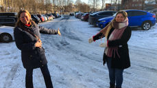 Her kommer de nye lokalene! Leder Gudrun Brøvig Silde (fv.) og nestleder Inger Johanne Aaby i Kirkens feltarbeid viser hvor den nye varmestua skal bygges på Askerholmen. Foto: Kjetil Borgenvik / Asker kirkelige fellesråd