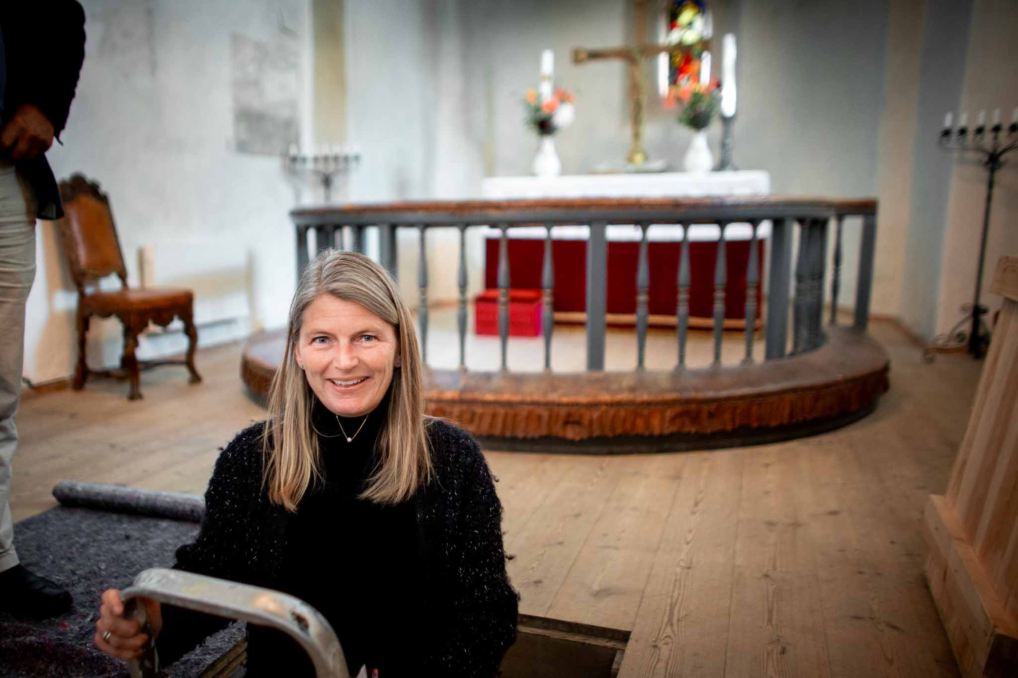 Ordfører Lene Conradi på vei opp av kirkegulvet etter befaring i krypten i Hurum kirke