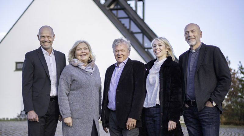 Fra venstre: kirkesjef John Grimsby, personalsjef Maud Kari Berntsen, leder av Asker kirkelige fellesråd Nils Inge Haus, økonomisjef Else Teige og prost Tør Øystein Vaaland. (Foto: Vibeke Glosli)