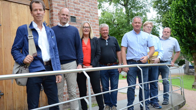 Sammen om vedlikehold av kirkelige bygg i Asker: Fra venstre Harald Ibenholt (Riksantikvaren), John Grimsby (Kirkesjef i Asker), Randi Letmolie (KA), Nils Inge Haus (Leder av Asker kirkelige fellesråd), Even Frogh (driftssjef), Geir Erik Bardalen (faglig leder av Castor Kompetanse) og Einar Lindroos (Prosjektleder for Haandverkerne AS)