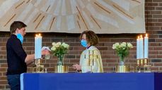 Smittevern: Kapellan Audun Vad Petersson og Oslo biskop Kari Veiteberg under visitas i Østensad. Foto: John Grimsby