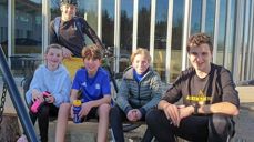 Engasjert gjeng: Konfirmantene Torkil, Stine, Maxim, Gabriel og Eskild løp til inntekt for rent vann tirsdag 23. mars. Foto: Jorunn Bottolfs