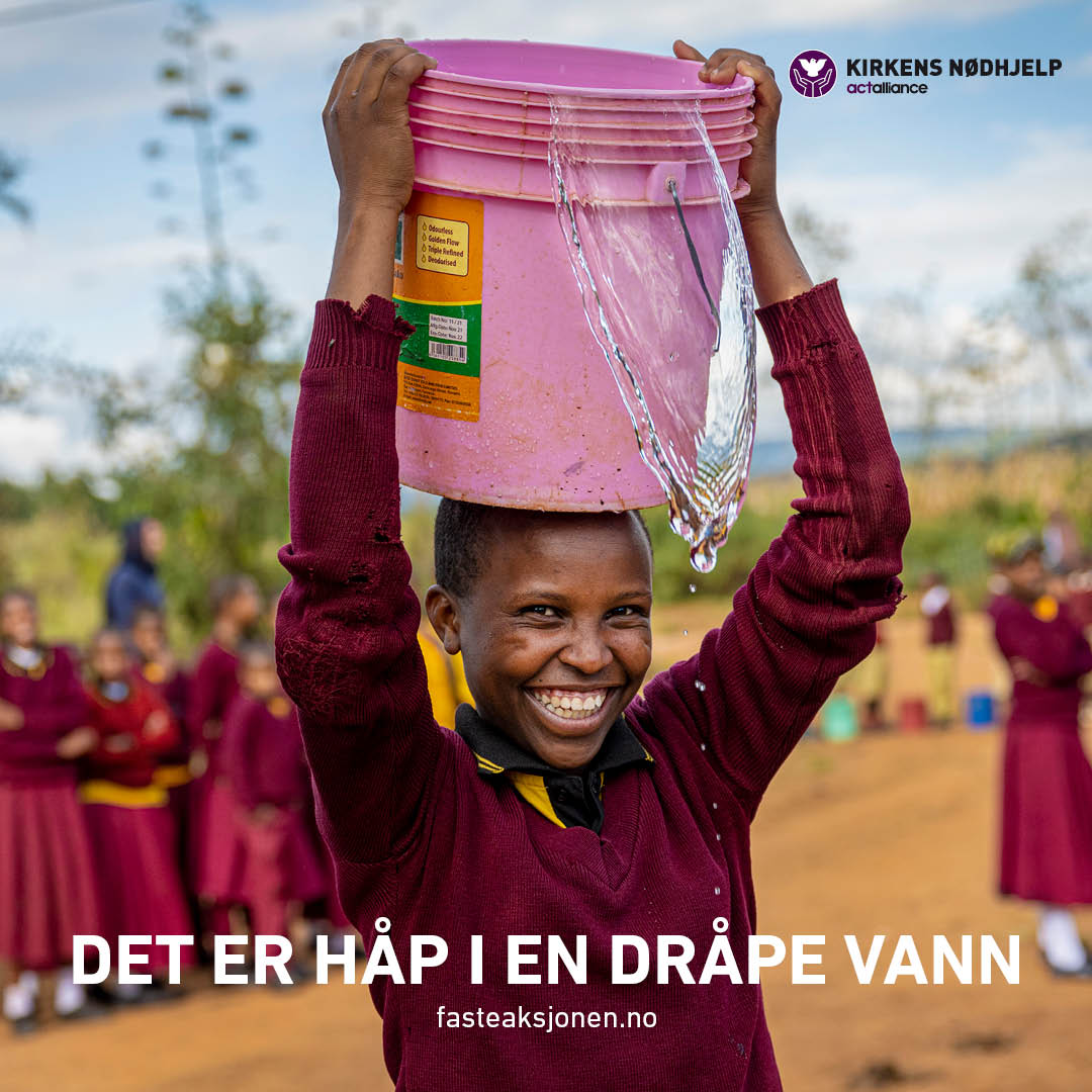 Foto: Kirkens nødhjelp. Gutt som holder en bøtte med rent vann på hodet.