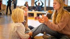 Søndagsskoleleder med to barn. Foto: Sven-Erling Brusletto