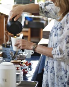 Servering av kaffe i tirsdagskroa. Foto: Annar Bjørgli