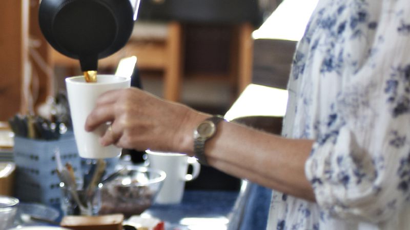Servering av kaffe i tirsdagskroa. Foto: Annar Bjørgli