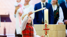 Bror tenner dåpslyset - foto: Bo Mathisen