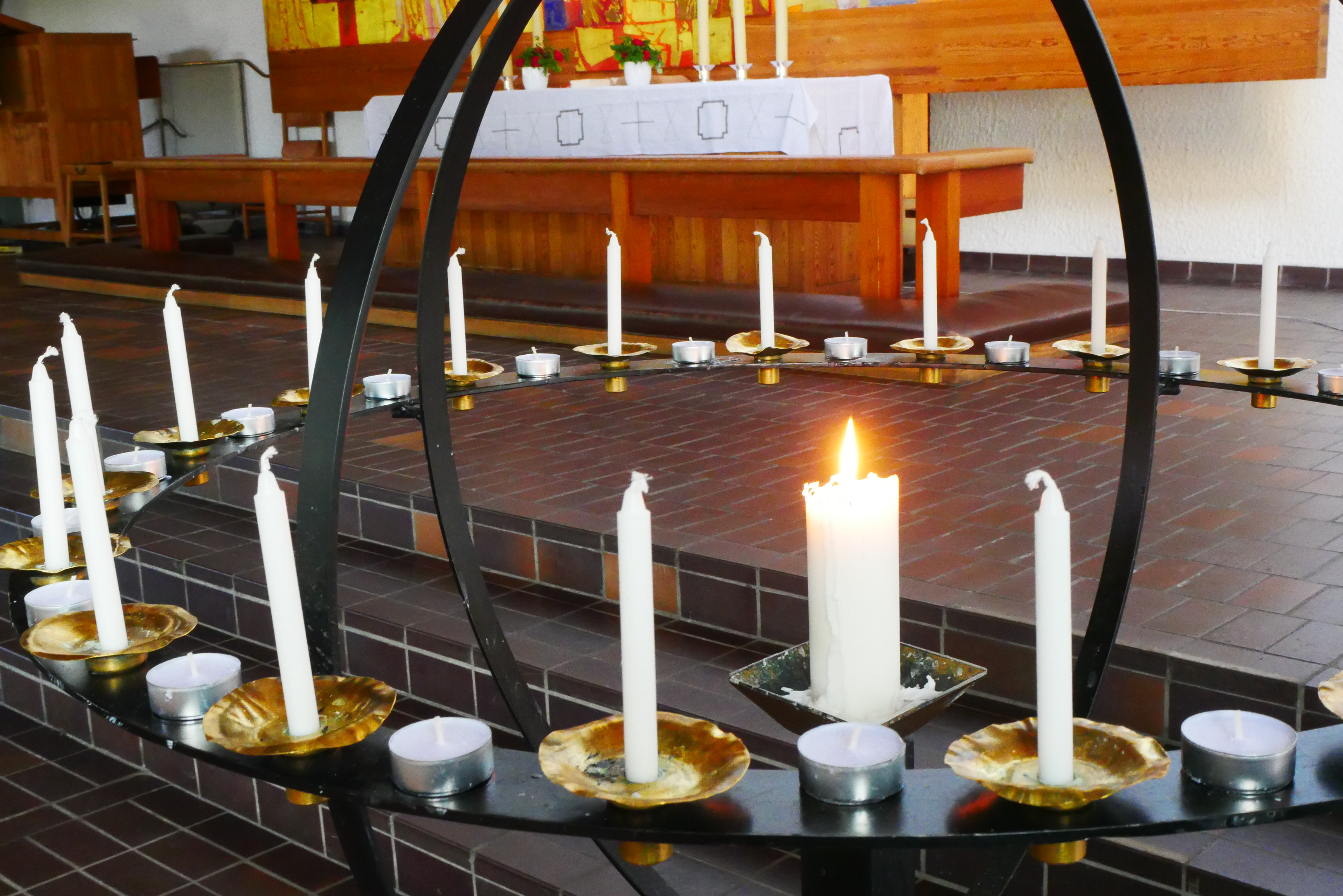 Lysgloben i kirken med tent lys