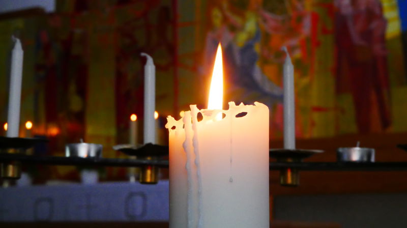Fra Holmen kirke, et tent stearinlys. Foto: Norunn Omberg Edvardsen