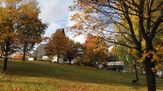 Holmen kirke i høstfarger. Fotograf: Norunn Edvardsen