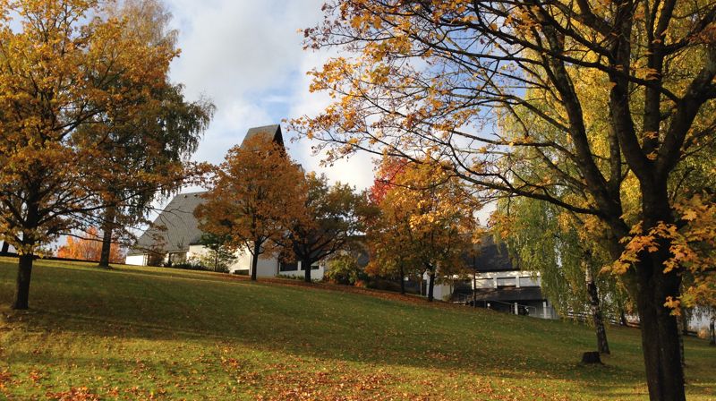 Holmen kirke i høstfarger. Fotograf: Norunn Edvardsen