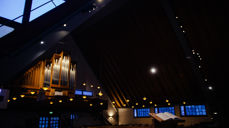 Dunkelt kirkerom sett mot orgelet. Foto D.T. Tveita