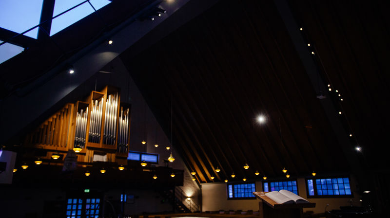 Dunkelt kirkerom sett mot orgelet. Foto D.T. Tveita
