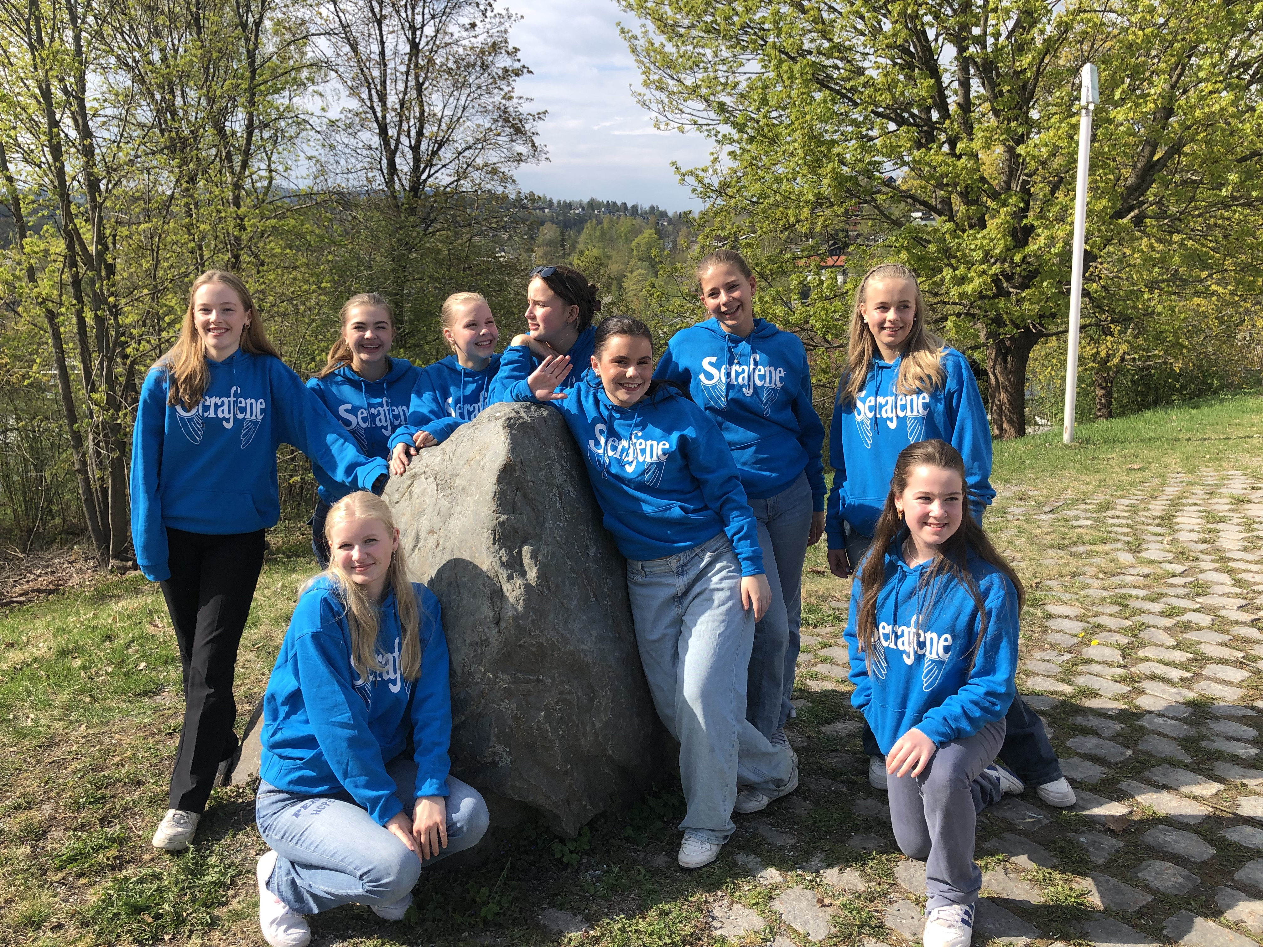 Serafene samlet utenfor kirken.