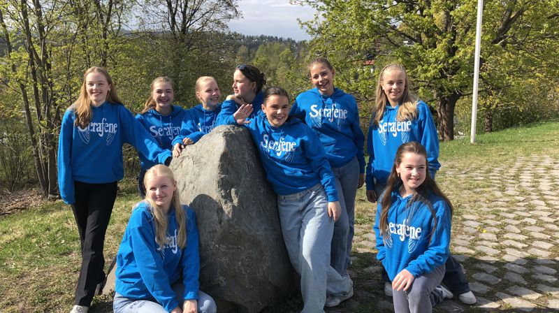 Serafene samlet utenfor kirken.