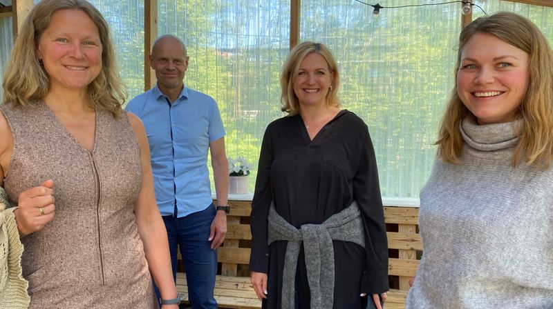 Leder av Asker kommunes hovedutvalg for velferd, Cecilie Lindgren, besøkte i juni Kirkens feltarbeid i Asker. Fra venstre: Nestleder i Kirkens feltarbeid i Asker, Inger Johanne Aaby, Cecilie Lindgren, kirkesjef John Grimsby og daglig leder Gudrun Brøvig Silde.