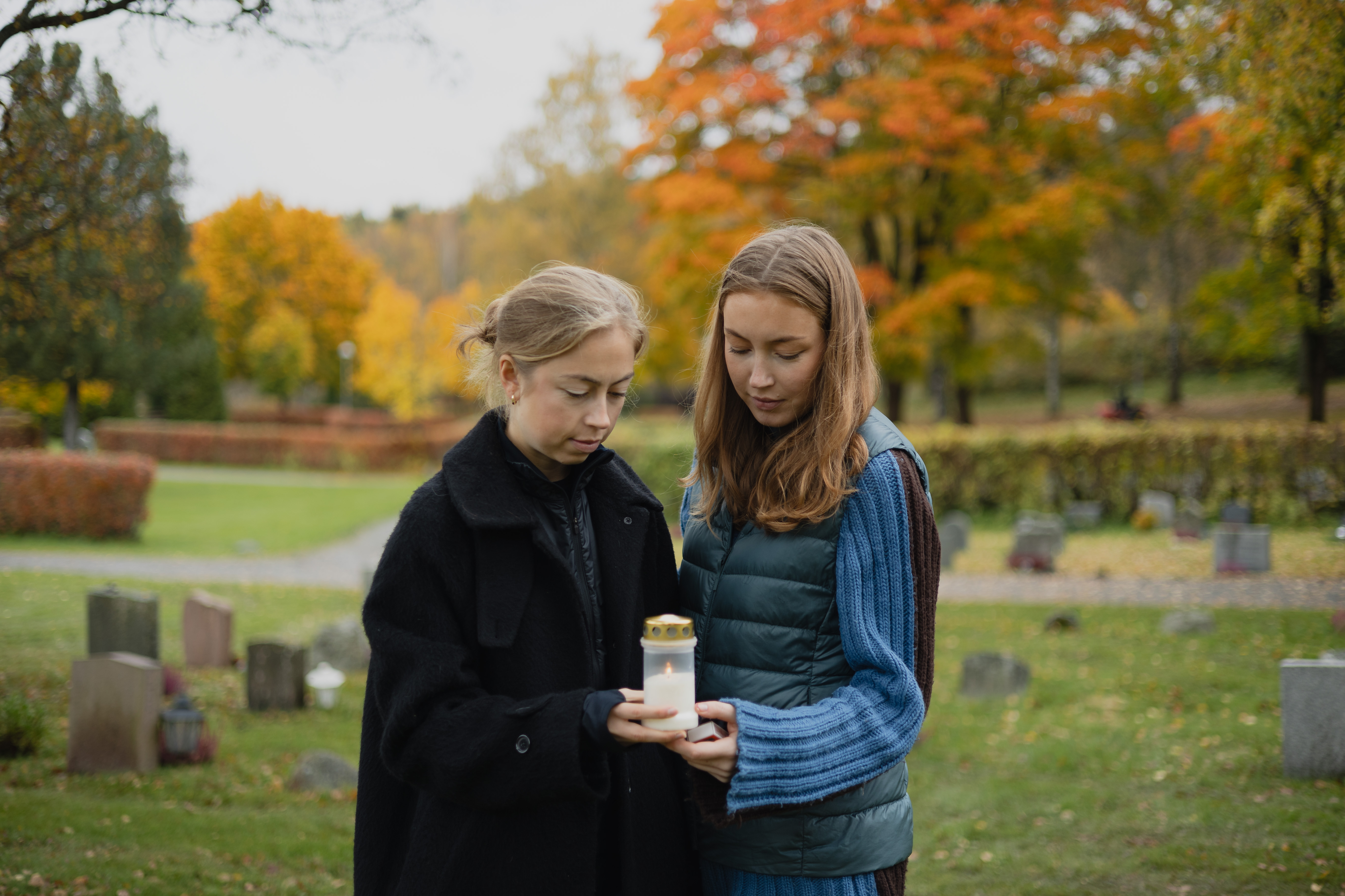 Helgen benyttes kanskje til å besøke kirkegården for å pynte, minnes og tenne lys. Foto: Hans Jakob Heimvoll
