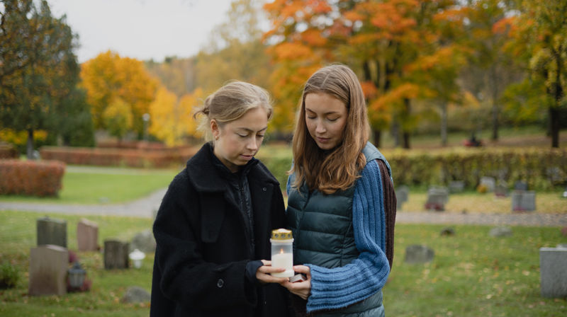Helgen benyttes kanskje til å besøke kirkegården for å pynte, minnes og tenne lys. Foto: Hans Jakob Heimvoll