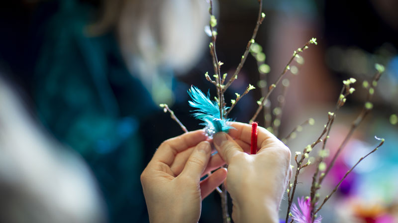 Fastelavn feires gjerne med å pynte fastelavnsris og å spise fastelavnsboller. Foto: Bo Mathisen