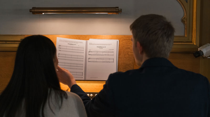 To organister spiller sammen. Foto: Kirkerådet/Torstein Kiserud