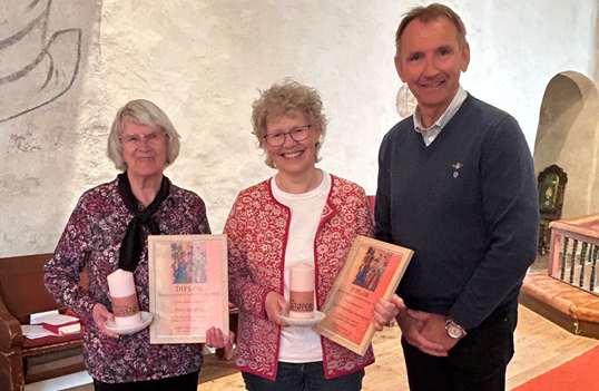 Prisen ble overrakt på menighetens årsmøte i Røyken kirke 26.april. Fra venstre: Senni Albrigtsen, Ingrid Marie Stake Ingebrigtsen og menighetsrådets leder Åge Rasmussen.