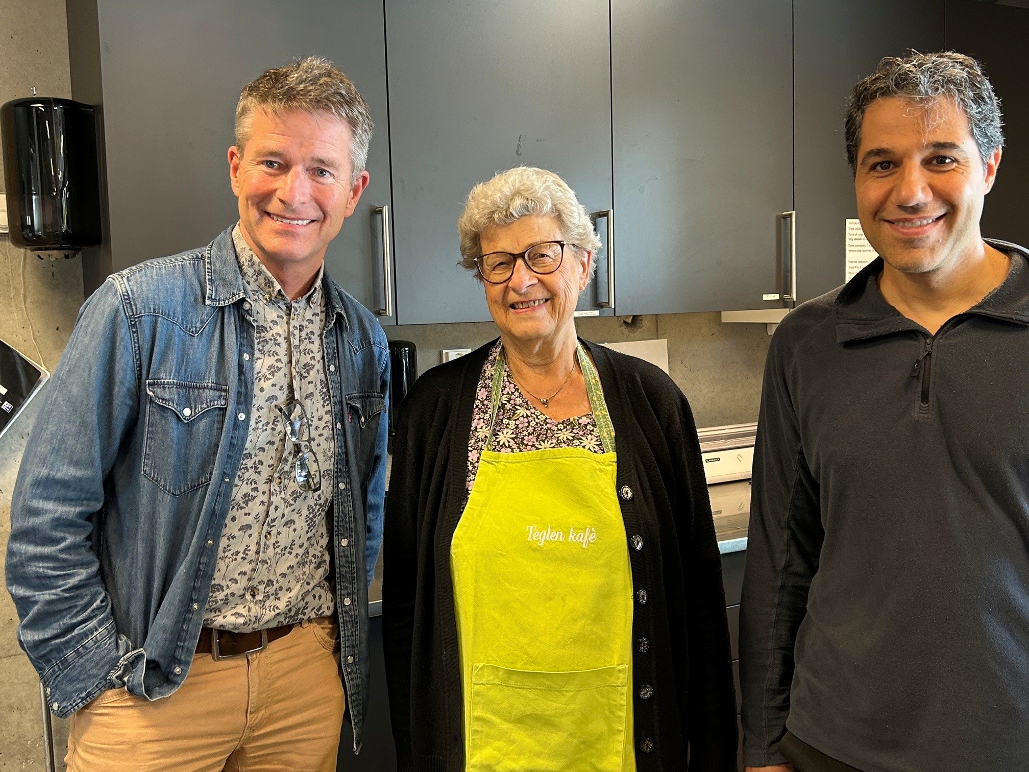 Tor Kessel (til venstre) sammen med Målfrid Hylland og Mahran Alhadad som var på jobb i kaféen denne dagen. 