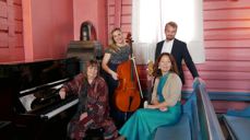 Denne gjengen er klar for konsert i Holmsbu kirke søndag 24. november. Foran: Unni Fadum (piano) og Tone Braaten (sopran). Bak: Kamilla Ræder Kvarstein (cello) og Tage Lægreid Olsen (bass).