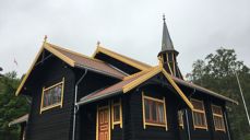 Søndag klokken 13 ringer klokkene i Filtvet kirke (bildet) og i hele Asker, sammen med kirkeklokker i resten av landet menneskene som lider på grunn av krigen i Ukraina.