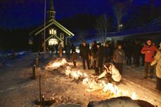 Fakkeltoget gitt fra akuttmottaket til Filtvet kirke. Foto: Edgar Dehli/Røyken og Hurums Avis. Gjengitt med tillatelse.