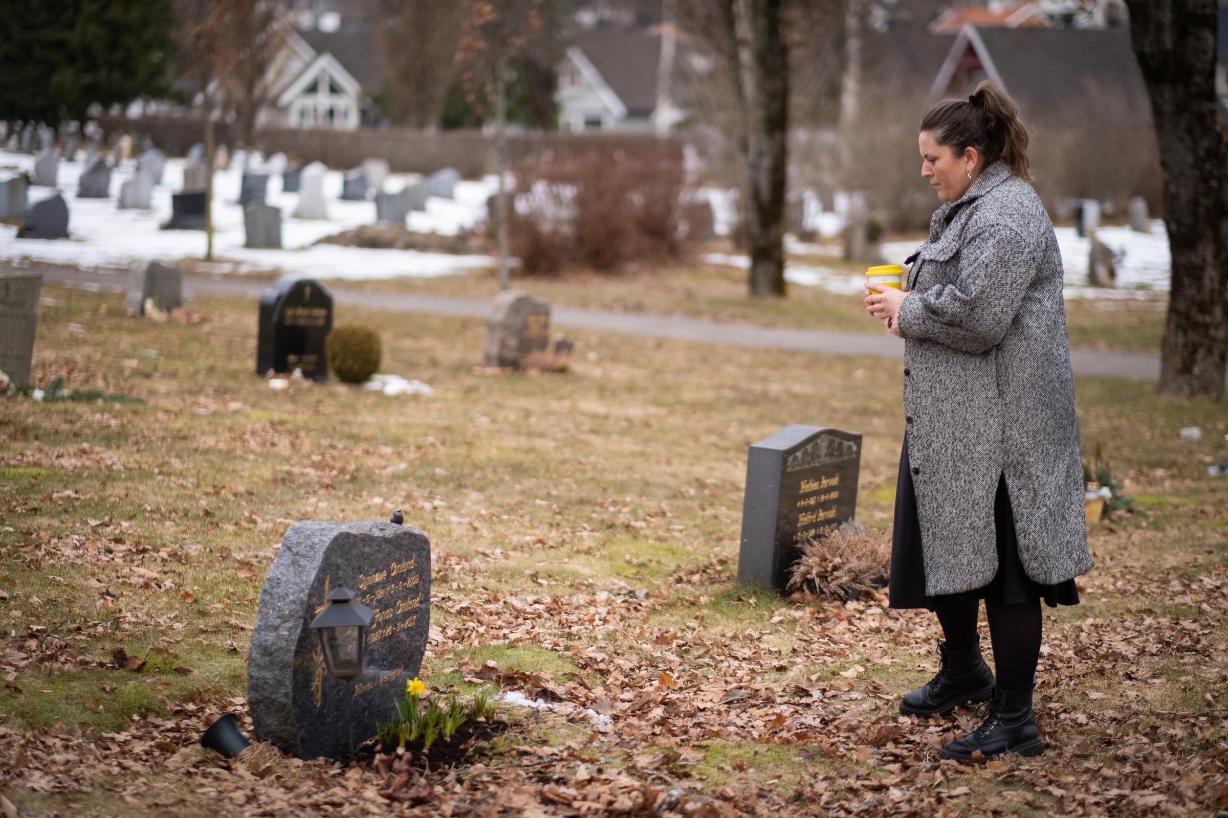 Sørgende ved grav. Foto: Den norske kirke/Kirkerådet