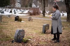 Sørgende ved grav. Foto: Den norske kirke/Kirkerådet