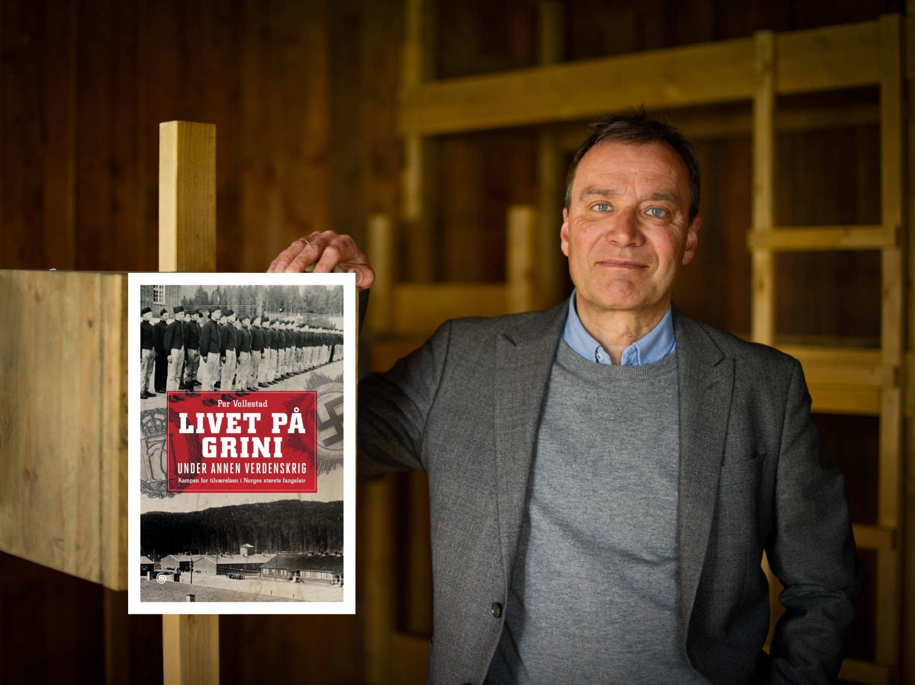 Per Vollestad (se bilde) framfører sitt musikalske foredrag om livet på Grini. Årets kunstner i kulturkapellet har tegnet mange av sine tegninger nettopp da hun satt på Grini under andre verdenskrig. Foto: Ina Strøm