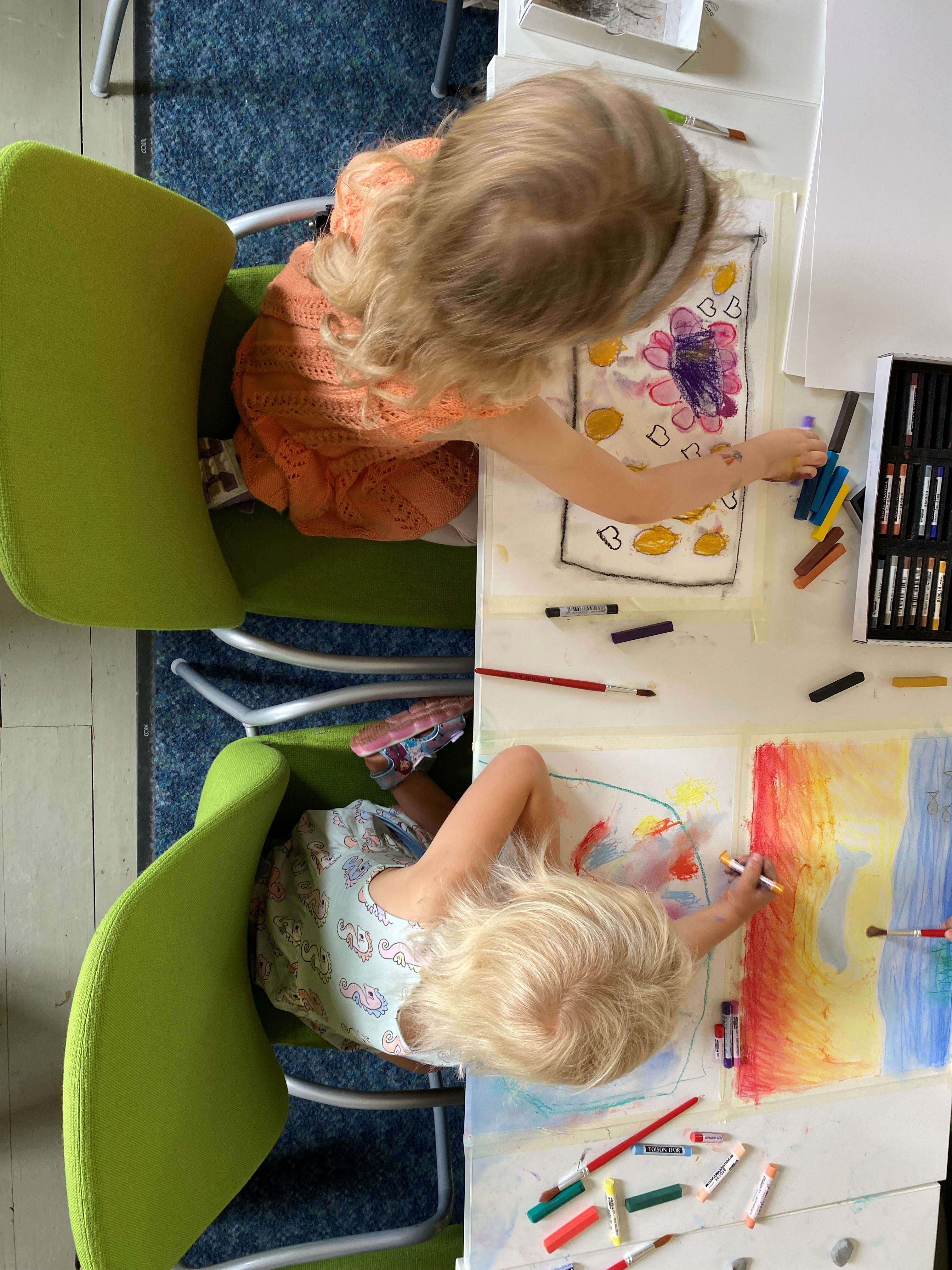 Fortellerstund i kunstnerkirken og kunstverksted i kulturkapellet i Holmsbu byr på fine opplevelser i sommer. For barn - i alle aldere! Foto: Hurum-menighetene