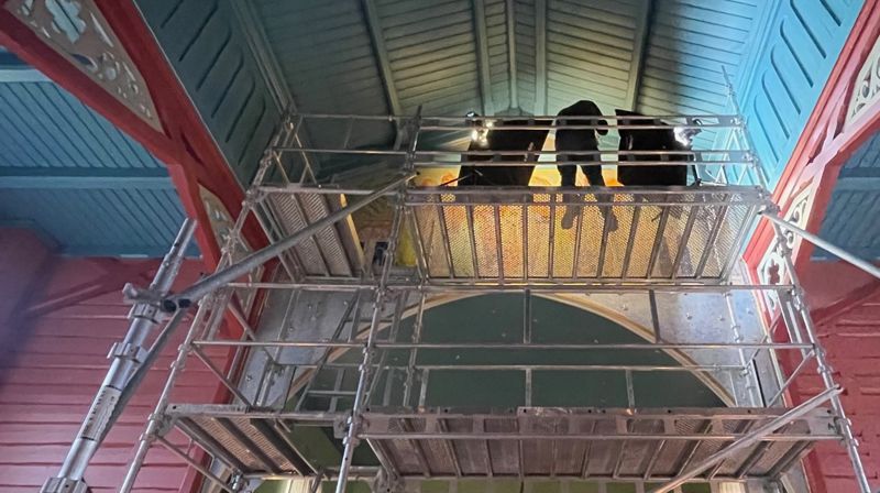 Pål A. Berg jobbet fra stillaser høyt oppe under taket i kirken. Foto: Pål A. Berg.