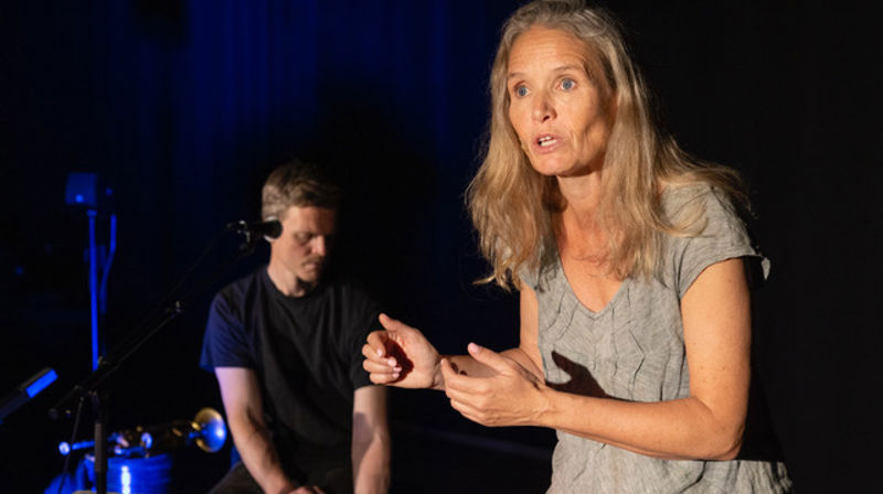 Forteller Helga Samset og musiker Jonas Kilmork Vemøy ante ikke at den eldgamle myten de arbeidet med, brått skulle bli mer dagsaktuell enn noen kunne ønske seg. (Foto: Tanja Steen)