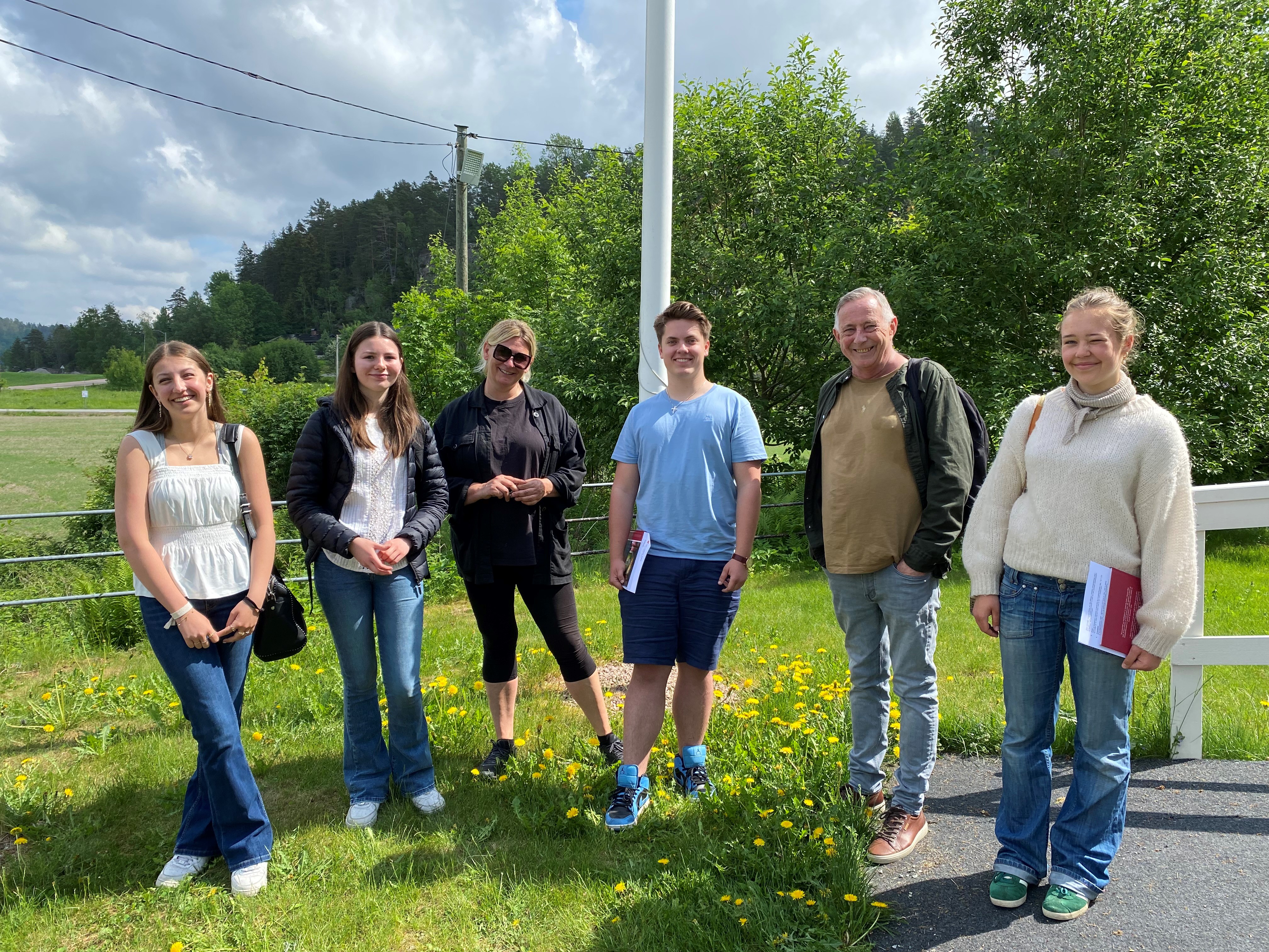 Her er noen av kirkevertene og kunstomviserne som var i sving sommeren 2024. Foto: Søndre Hurum menighet