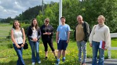 Her er noen av kirkevertene og kunstomviserne som var i sving sommeren 2024. Foto: Søndre Hurum menighet