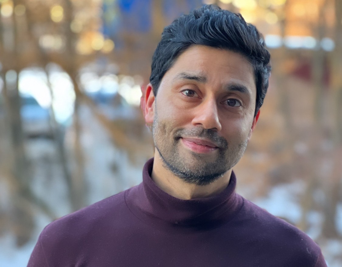 Noman Mobashir gjestet kunstnerkirken sommeren 2025. 26. juli kl. 15 er han tilbake.