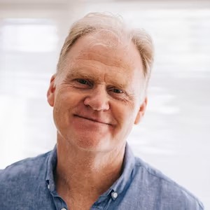 Sjur Isaksen har skrevet boka «Ulykkelig fred – i frigjøringens skygge». Lørdag forteller han om kirkens rolle i krigsoppgjøret i kulturkapellet, Holmsbu.