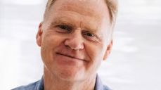 Sjur Isaksen har skrevet boka «Ulykkelig fred – i frigjøringens skygge». Lørdag forteller han om kirkens rolle i krigsoppgjøret i kulturkapellet, Holmsbu.